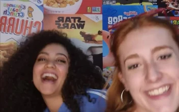 Stock Video Pair Of Influencers Dancing In Front Of The Camera