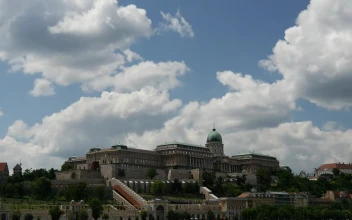 Stock Video Palace Building In The Top Of The Hill