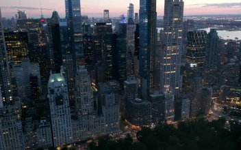Stock Video Panoramic Shot Of Skyscrapers In New York At Dusk