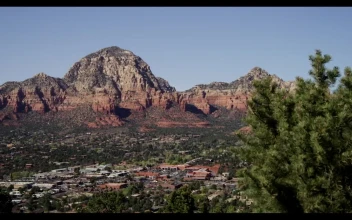Stock Video Panoramic View From The Top Of Sedona