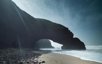 Stock Video Paradisiac Beach With Rock Formations