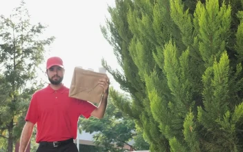 Stock Video Parcel Delivery Man Making A Confident Gesture