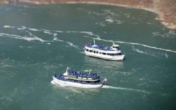 Stock Video Passenger Boats On The Niagara River