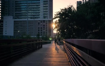 Stock Video Pedestrian Bridge In A City During Sunset