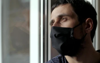 Stock Video Pensive Man In Quarantine Wearing Face Mask