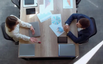 Stock Video People Ending A Business Meeting