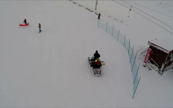 Stock Video People Enjoying A Day At A Ski Resort