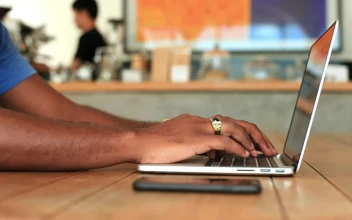 Video Stock Person Typing On His Laptop In A Restaurant Free