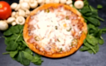Video Stock Pizza Coming Into Focus Free