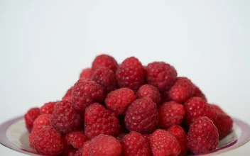 Video Stock Plate With Many Raspberries Rotating Free