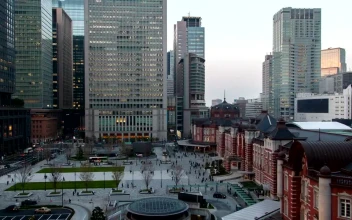 Video Stock Plaza In The Middle Of A City Of Tall Buildings Free