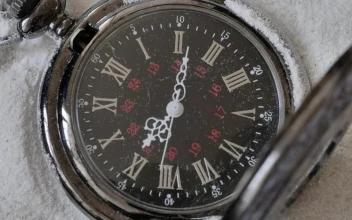 Video Stock Pocket Watch Moving Fast On Snow Free