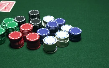 Video Stock Poker Player Claiming Their Chips Free