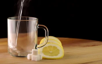 Video Stock Pouring Hot Tea On A Transparent Cup Free