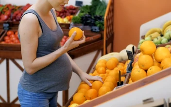 Video Stock Pregnant Woman Buying Fresh Oranges At The Market Free