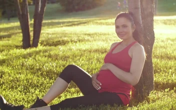 Video Stock Pregnant Woman Sitting In A Park Free