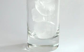 Video Stock Preparing A Drink With Ice In A Glass Close Up Free