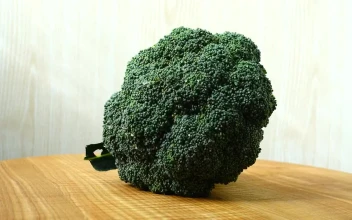 Video Stock Presentation Of A Spinning Broccoli Free