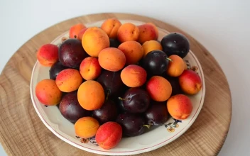 Video Stock Presentation Of Grapes And Small Peaches Free