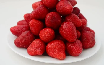 Video Stock Presentation Of Strawberries On A Spinning Dish Free