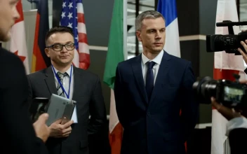 Video Stock President And Spokesman Leave The Journalists Free