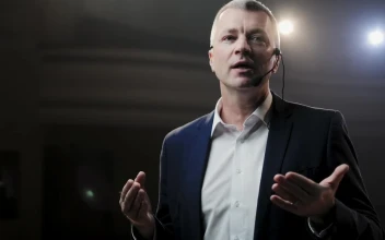 Video Stock Professional Speaker Slowly Explains A Point Free