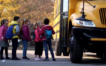 Video Stock Pupils Getting On A Yellow Bus Free