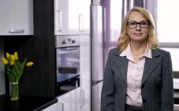 Video Stock Real Estate Woman Handing Over House Keys Free