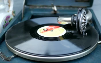 Video Stock Record Spinning On An Old Turntable Free