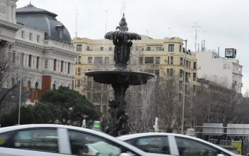 Free Stock Video Roundabout Fountain With Traffic In Europe