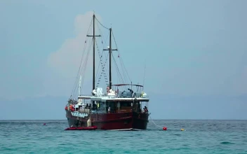 Free Stock Video Sailing Boat In The Middle Of The Ocean