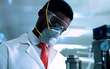Free Stock Video Scientist With A Facemask In The Lab