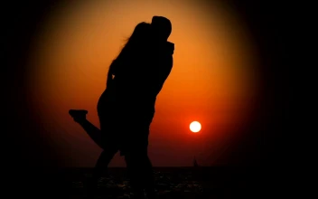 Free Stock Video Silhouette Of A Couple Hugging In The Light Of Sunset