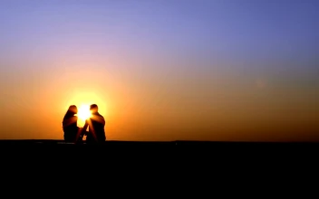 Free Stock Video Silhouette Of Lovers Chatting On The Skyline At Sunset