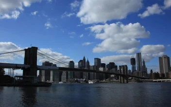 Free Video Stock Small Boats Below The Brooklyn Bridge