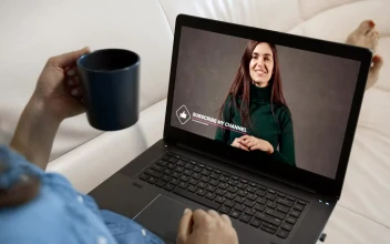 Free Video Stock Social Media Vlogger Reminds Us To Subscribe
