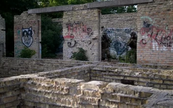 Free Video Stock Soldiers Checking Corners