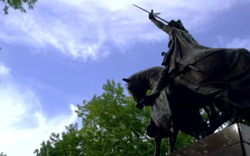 Free Video Stock Statue Against A Blue Sky