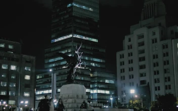 Free Video Stock Statue In A City Square Downtown At Night