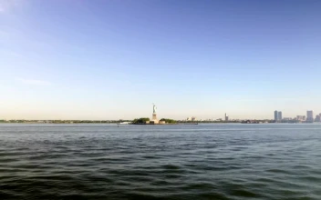 Free Video Stock Statue Of Liberty In The Distance