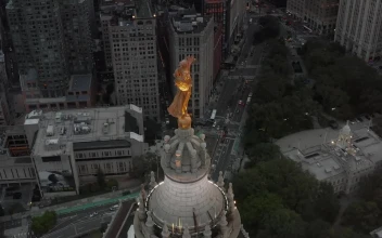 Free Video Stock Statue On Top Of A Building In New York City