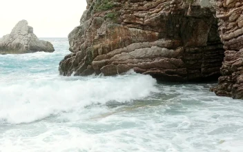 Free Video Stock Stormy Sea Breaking Its Waves On The Rocks
