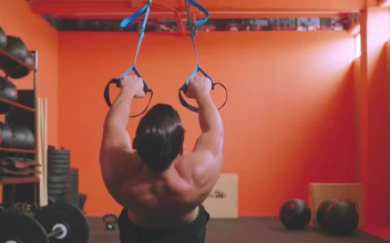 Free Video Stock Strong Man Doing Reps In A Gym