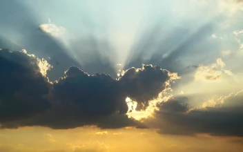 Free Video Stock Sunbeams In A Cloudy Sunset