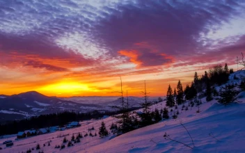 Free Video Stock sunrise over a winter mountain