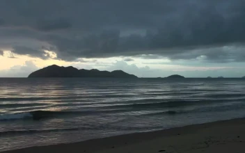 Free Video Stock sunrise time lapse on a cloudy day at the beach