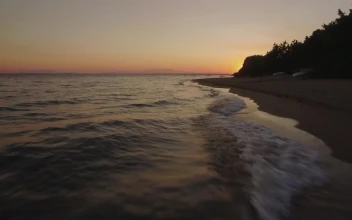 Free Video Stock sunset appearing behind the corner