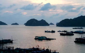 Free Video Stock sunset in a vietnam bay and boats