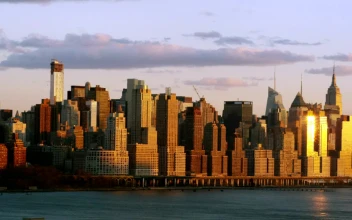 Free Video Stock sunshine reflecting on a skyscraper
