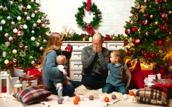Free Video Stock surprising family with christmas gifts